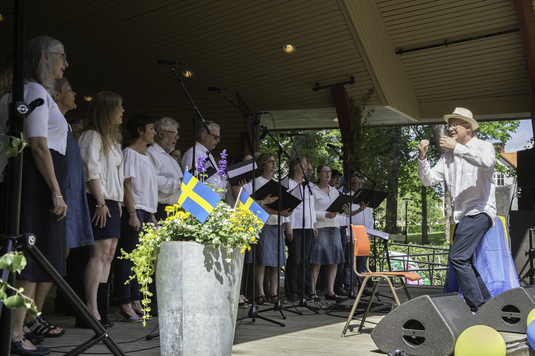Enköpings Kammarkör sjunger under kommunens nationaldagsfirande från Skolparksscenen den 6 juni 2017. Foto: Olle Janson