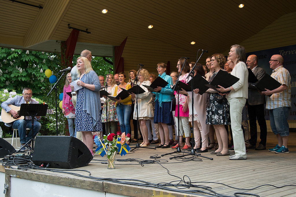 Enköpings Kammarkör sjunger under kommunens nationaldagsfirande 2015 i Skolparken, Enköping